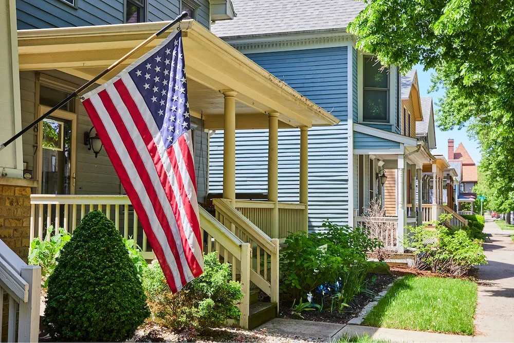 星条旗を掲げたアメリカの郊外住宅