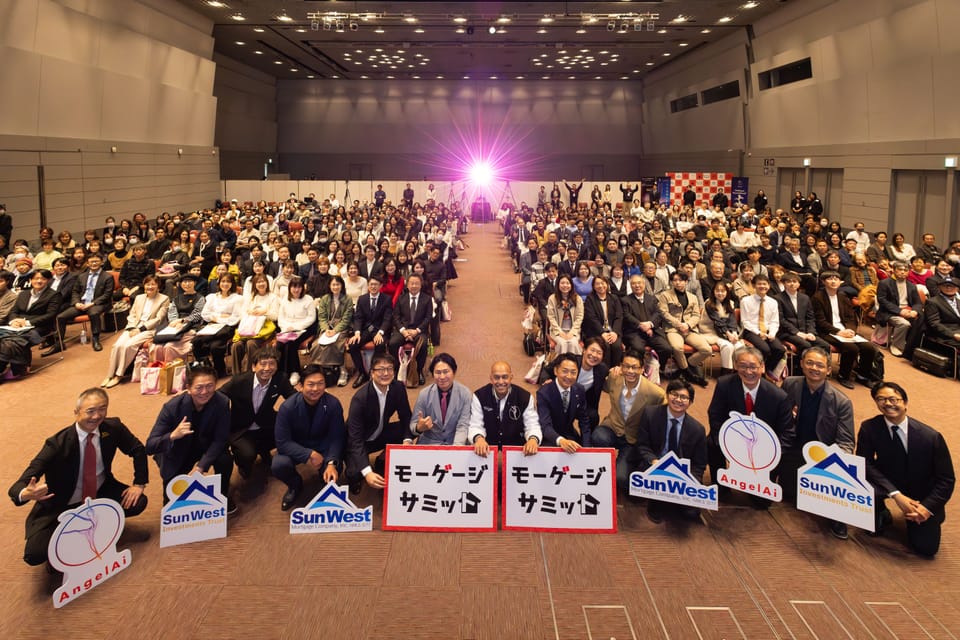大阪会場の集合写真。登壇者と満席の来場者