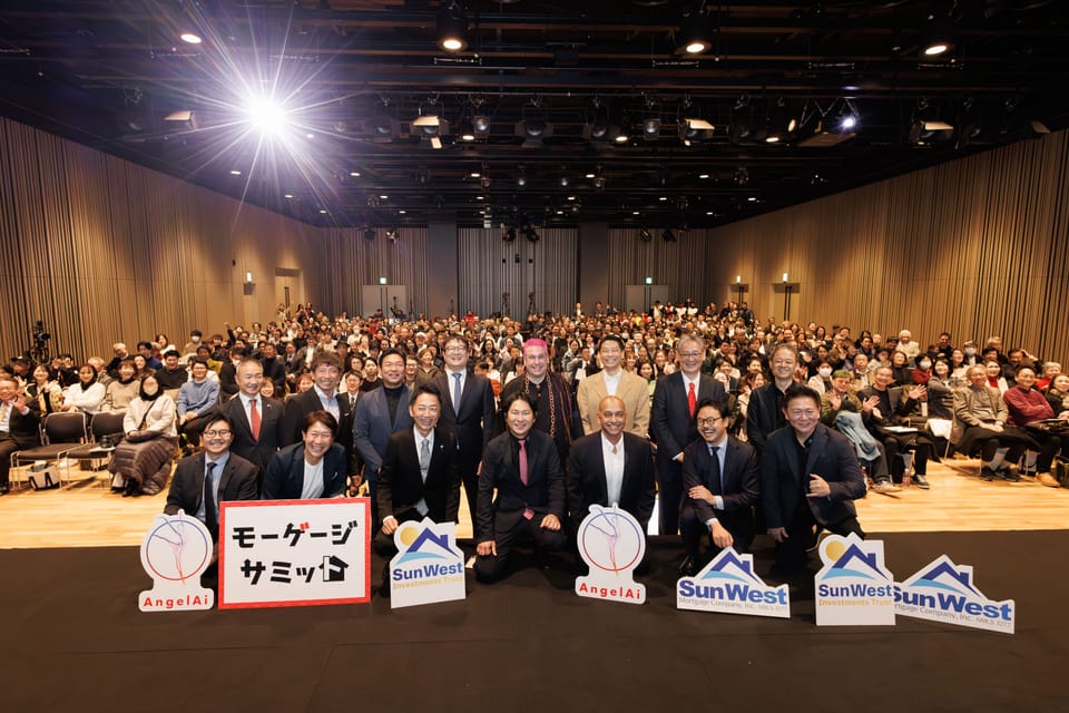 東京会場の集合写真。登壇者と満席の来場者